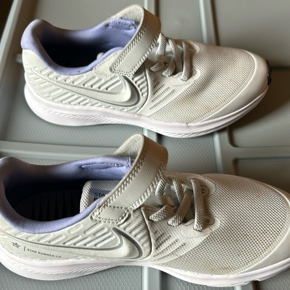 Star runner nike. Purple and white.